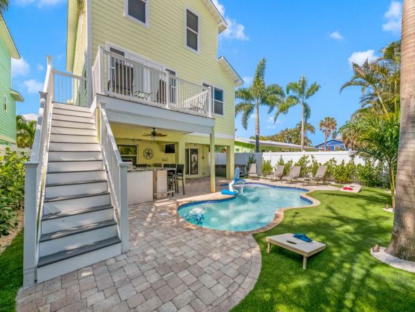 Luxury Four Bedroom Rental Walk to Beach 2 Kings and a Queen