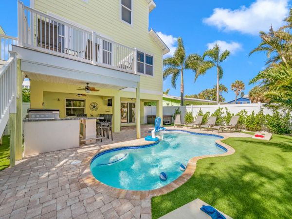 Luxury Four Bedroom Rental Walk to Beach 2 Kings and a Queen
