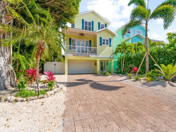 Luxury Four Bedroom Rental Walk to Beach 2 Kings and a Queen