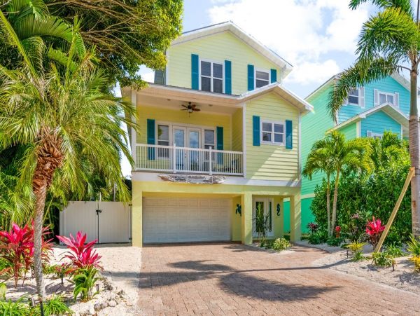Luxury Four Bedroom Rental Walk to Beach 2 Kings and a Queen