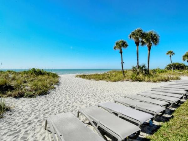 This Great Boutique Resort on Longboat Right on Beach