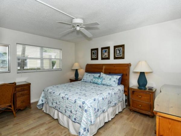 This Great Boutique Resort on Longboat Right on Beach