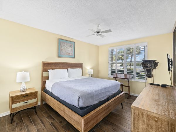 Two Bedroom Vacation Rental on Longboat Key Walk Beach