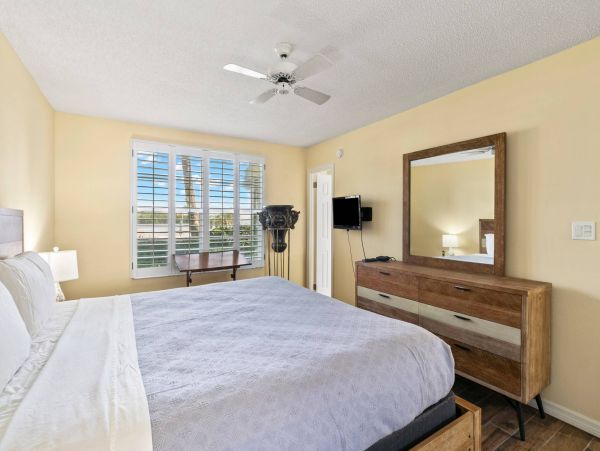Two Bedroom Vacation Rental on Longboat Key Walk Beach