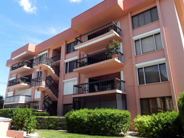 Spacious 2 Bedroom Condo in Lido Key