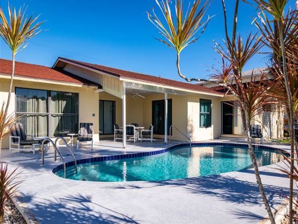 Great Four Bedroom Pool Home in Holmes Beach Sleeps Eight
