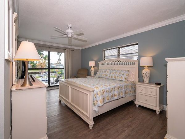 Great Four Bedroom Pool Home in Holmes Beach Sleeps Eight