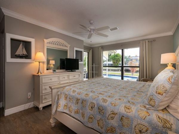 Great Four Bedroom Pool Home in Holmes Beach Sleeps Eight