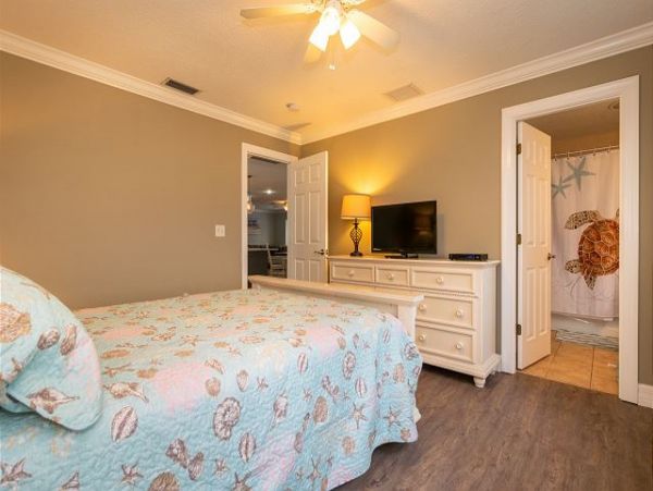 Great Four Bedroom Pool Home in Holmes Beach Sleeps Eight