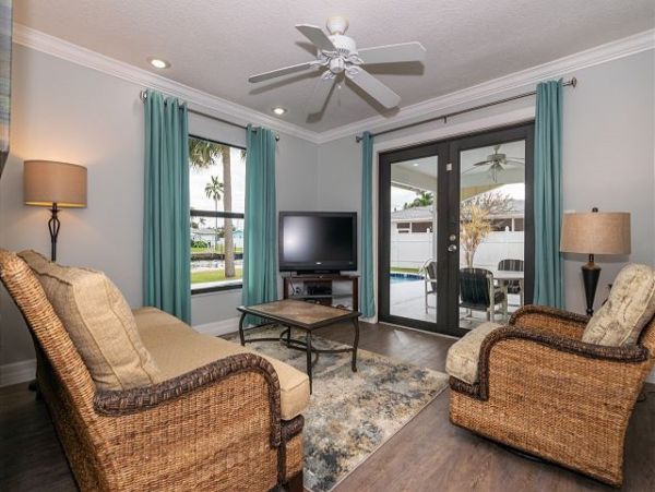 Great Four Bedroom Pool Home in Holmes Beach Sleeps Eight