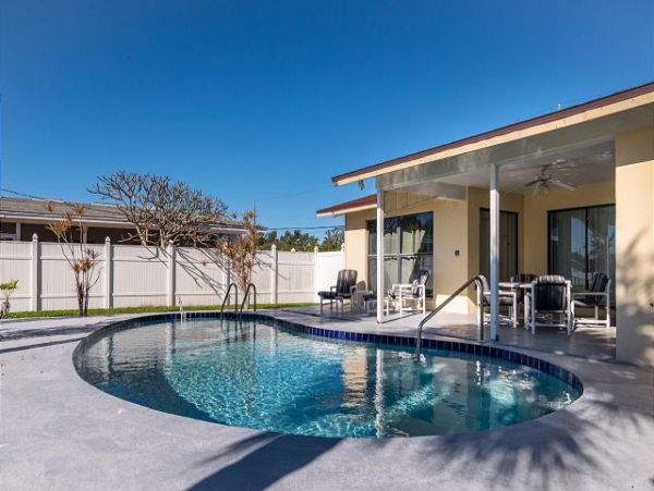 Great Four Bedroom Pool Home in Holmes Beach Sleeps Eight