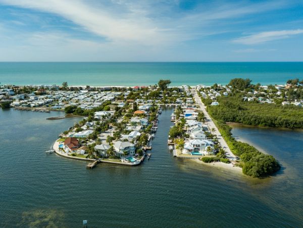 Great Four Bedroom Pool Home in Holmes Beach Sleeps Eight