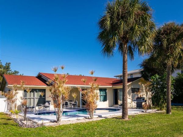 Great Four Bedroom Pool Home in Holmes Beach Sleeps Eight
