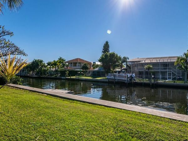 Great Four Bedroom Pool Home in Holmes Beach Sleeps Eight