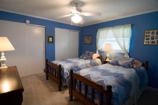 Guest bedroom with twin beds