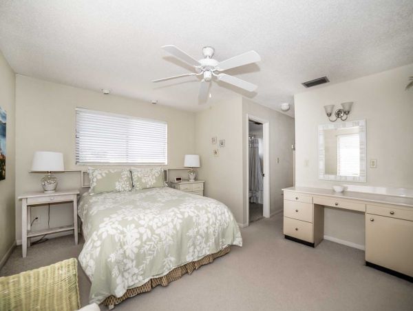 Vacation Condo in Holmes Beach - Walk to Beach 2 Bedrooms