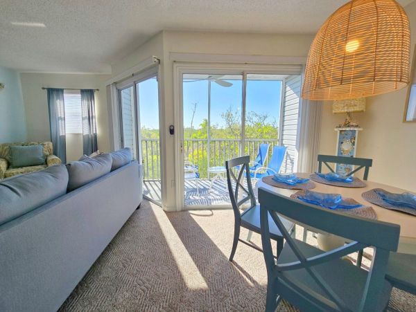 Holmes Beach 2 Bedroom Vacation Condo Walk to Beach
