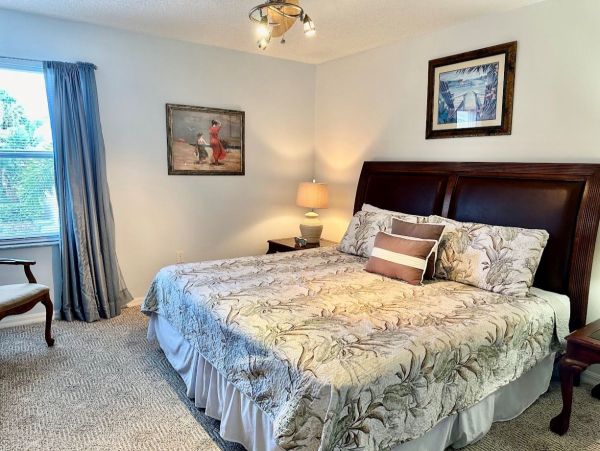 Holmes Beach 2 Bedroom Vacation Condo Walk to Beach