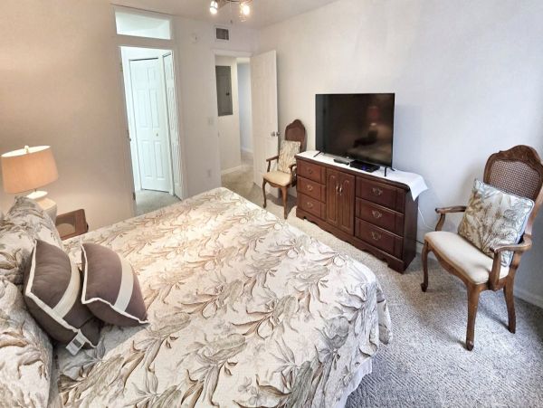 Holmes Beach 2 Bedroom Vacation Condo Walk to Beach
