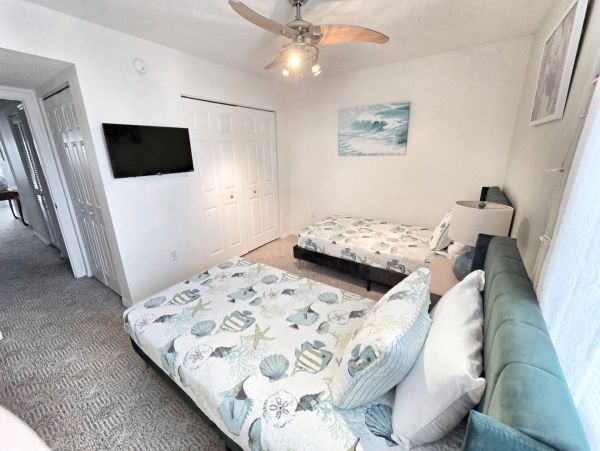 Holmes Beach 2 Bedroom Vacation Condo Walk to Beach