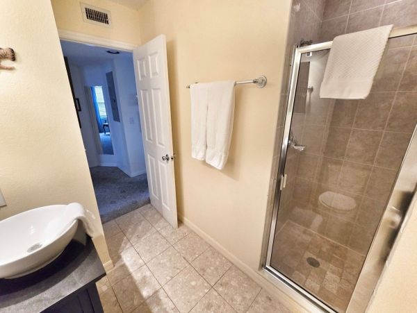 Holmes Beach 2 Bedroom Vacation Condo Walk to Beach