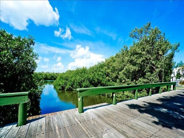 Holmes Beach 2 Bedroom Vacation Condo Walk to Beach