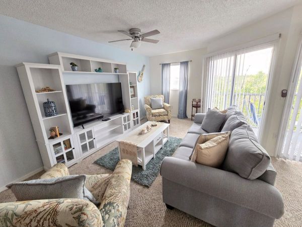 Holmes Beach 2 Bedroom Vacation Condo Walk to Beach