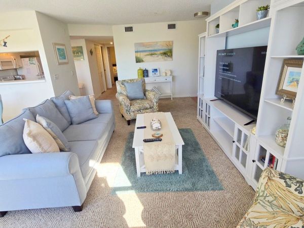 Holmes Beach 2 Bedroom Vacation Condo Walk to Beach