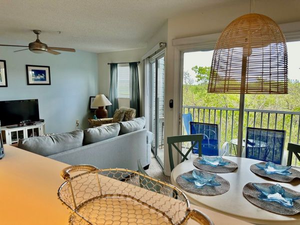 Holmes Beach 2 Bedroom Vacation Condo Walk to Beach