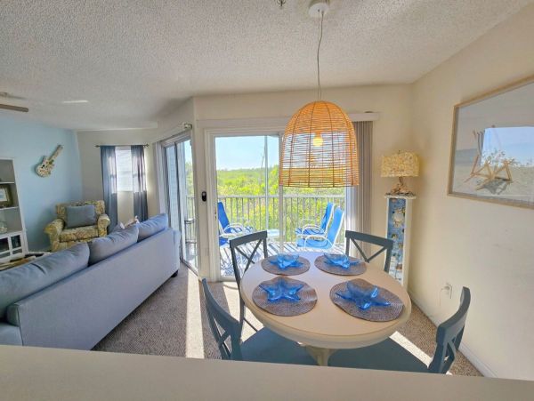 Holmes Beach 2 Bedroom Vacation Condo Walk to Beach