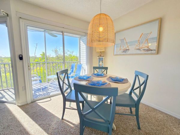Holmes Beach 2 Bedroom Vacation Condo Walk to Beach
