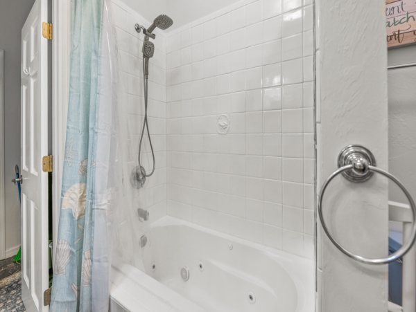 Beautiful 4 Bedroom Coastal Home with Pool in Anna Maria Island