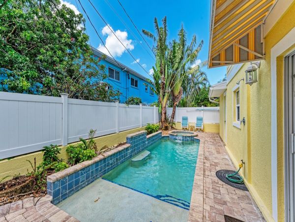 Anna Maria 5 Bedroom Rental Sleeps 12 Guests - Gulf Views