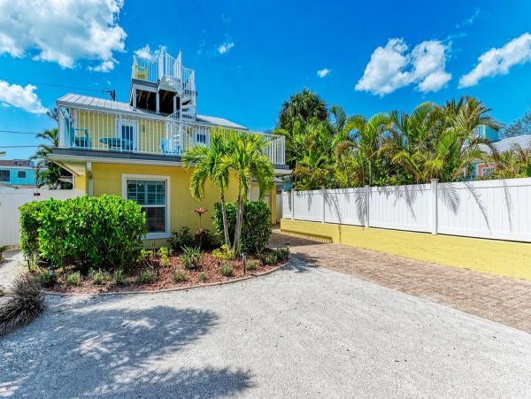 Anna Maria 5 Bedroom Rental Sleeps 12 Guests - Gulf Views