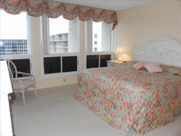 Longboat Key Vacation Condo on Beach Side at South End