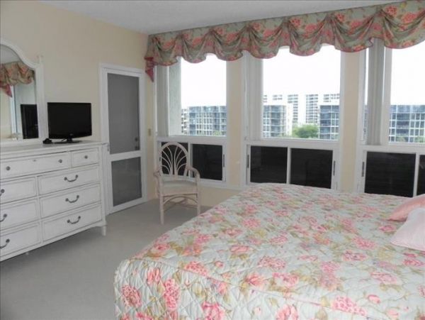 Longboat Key Vacation Condo on Beach Side at South End