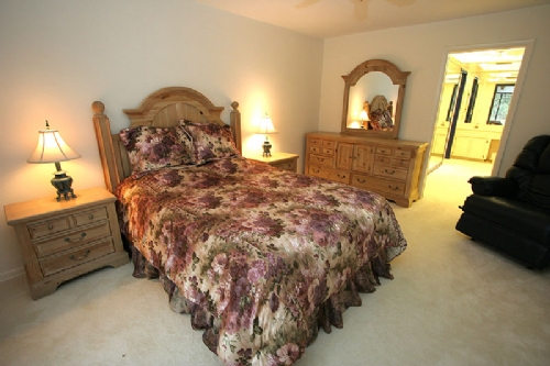 Bedroom Queen bed