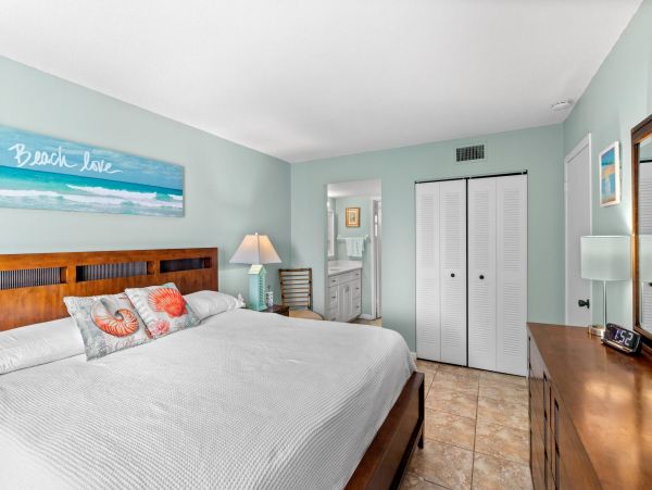 One Bedroom Vacation Rental on Longboat Key with Views