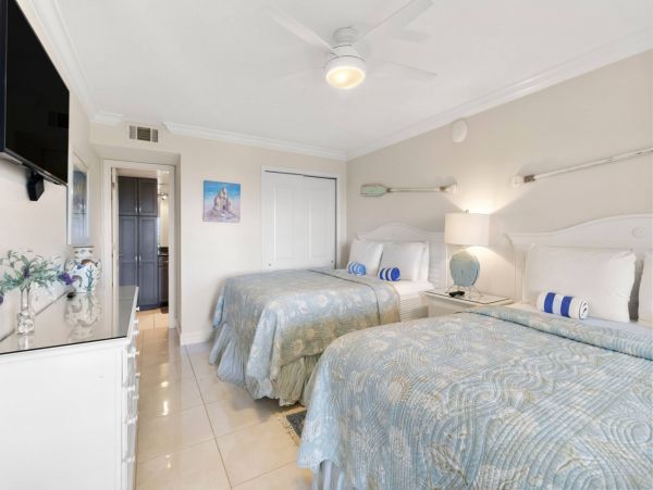 Beachfront Two Bedroom Vacation Condo on Longboat Key