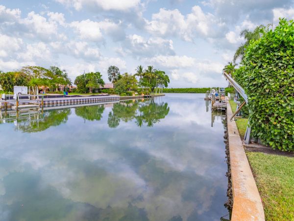 Beachside North Longboat Vacation Home Sleeps 6 Guests