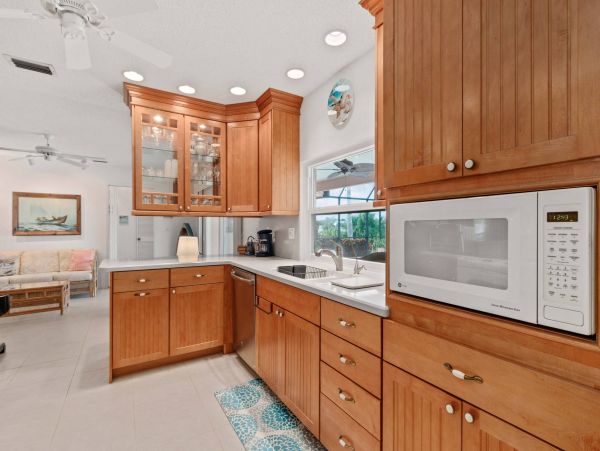 Beachside North Longboat Vacation Home Sleeps 6 Guests