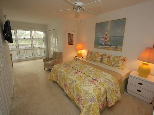 Longboat Key  Vacation Condo On Beach Sleeps Five