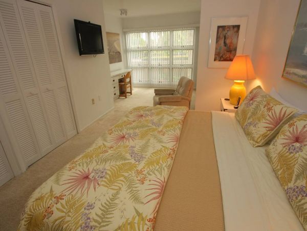 Longboat Key  Vacation Condo On Beach Sleeps Five