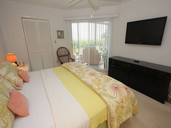 Longboat Key  Vacation Condo On Beach Sleeps Five