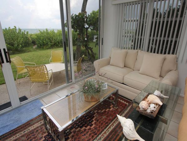Longboat Key  Vacation Condo On Beach Sleeps Five