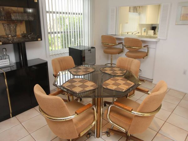 Longboat Key  Vacation Condo On Beach Sleeps Five