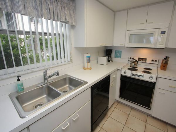Longboat Key  Vacation Condo On Beach Sleeps Five