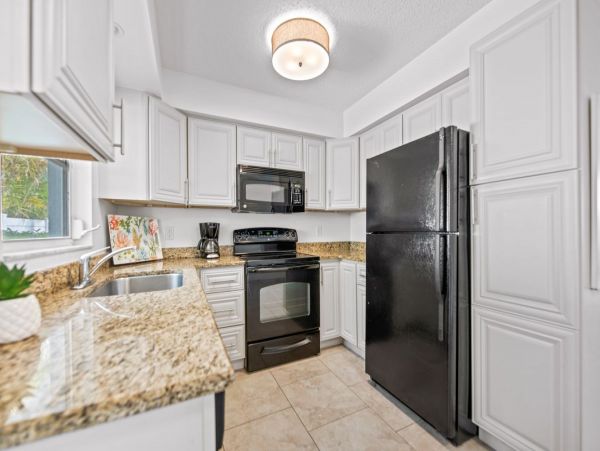 Two Bedroom Condo in Anna Maria Island Steps from the Bay