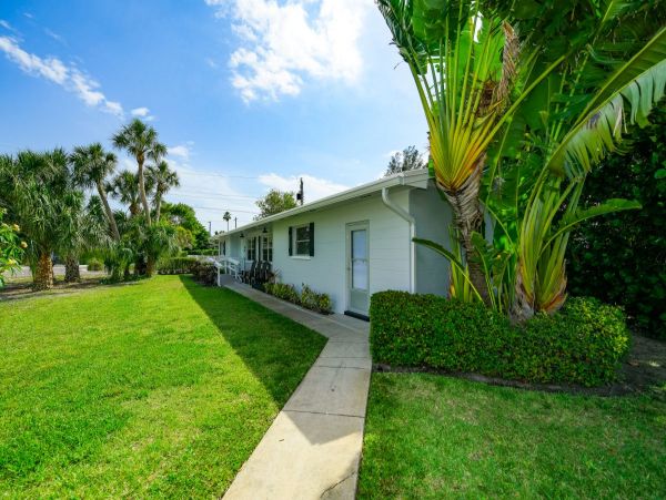 Two Bedroom Condo in Anna Maria Island Steps from the Bay