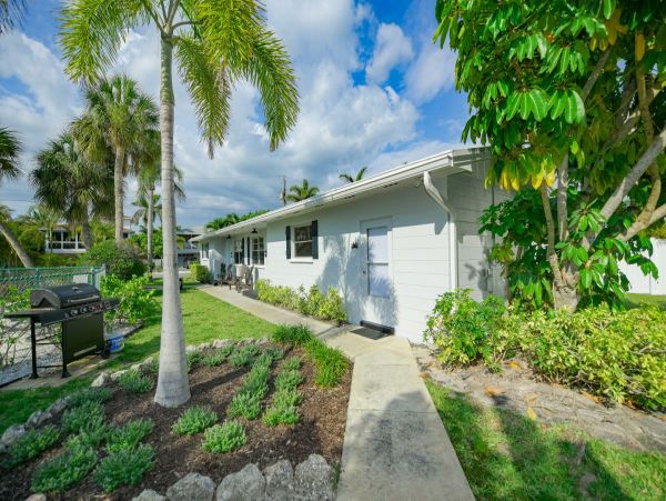 Two Bedroom Condo in Anna Maria Island Steps from the Bay